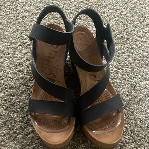 I’m selling these heels because I’m never gonna wear them they are brand new